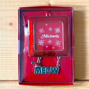 Metal.
Add your own kitty photo.
New and in original box.
Smoke free home. 🚭